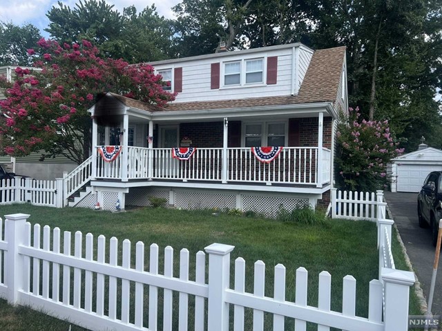 17 Harrison Street, Little Falls, New Jersey - 4 Bedrooms  
2 Bathrooms  
7 Rooms - 