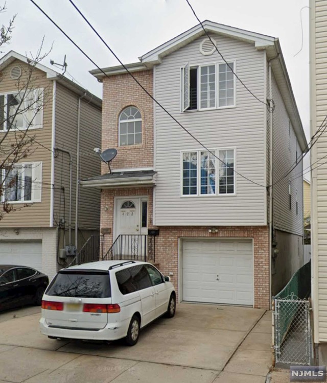 422 Hamilton Street 2, Harrison, New Jersey - 3 Bedrooms  
2 Bathrooms  
5 Rooms - 