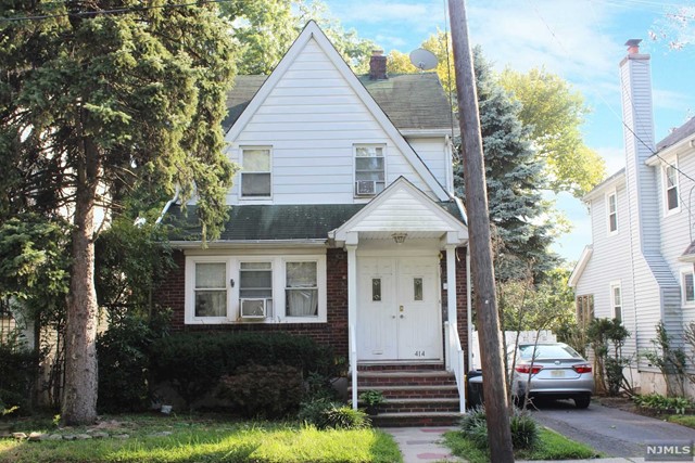Rental Property at 414 Woods Road, Teaneck, New Jersey - Bedrooms: 3 
Bathrooms: 3 
Rooms: 8  - $3,350 MO.