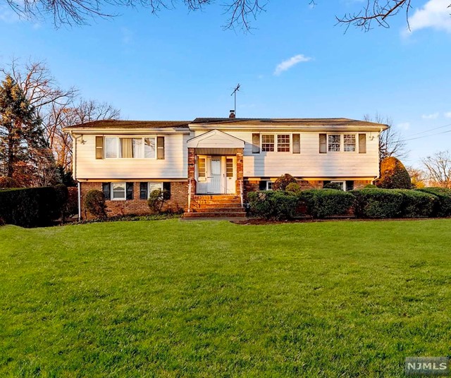 370 Valley View Avenue, Paramus, New Jersey - 4 Bedrooms  
3 Bathrooms  
8 Rooms - 