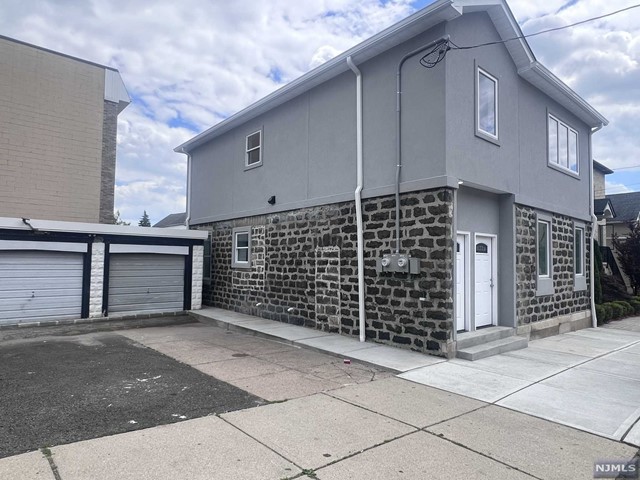 320322 3rd Street 2, Cliffside Park, New Jersey - 3 Bedrooms  
1 Bathrooms  
4 Rooms - 