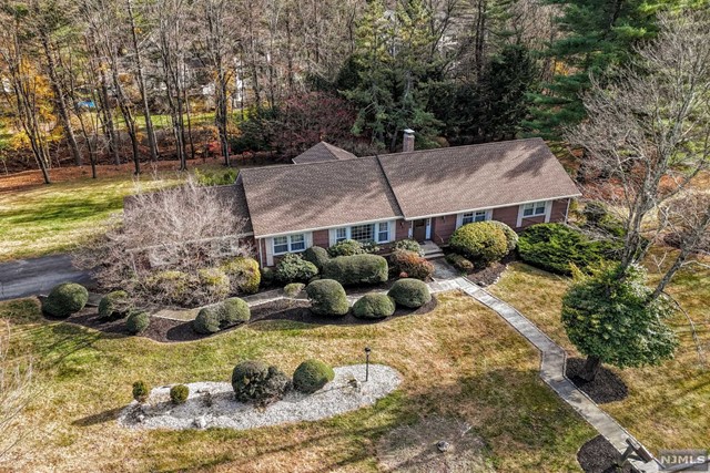 16 Rowantree Drive, Upper Saddle River, New Jersey - 4 Bedrooms  
2 Bathrooms  
8 Rooms - 