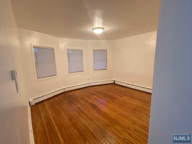 64 Halstead Avenue, Wallington, New Jersey - 1 Bedrooms  
1 Bathrooms  
5 Rooms - 