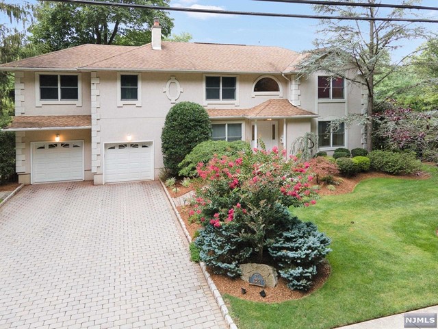 180 Anderson Avenue, Closter, New Jersey - 4 Bedrooms  
4 Bathrooms  
11 Rooms - 