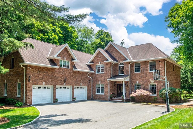 1054 Franklin Lake Road, Franklin Lakes, New Jersey - 5 Bedrooms  
5 Bathrooms  
17 Rooms - 