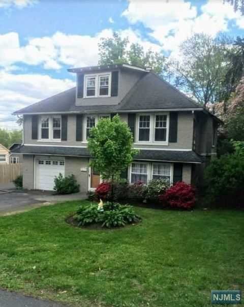 41 Wyckoff Avenue, Wyckoff, New Jersey - 4 Bedrooms  
2 Bathrooms  
7 Rooms - 