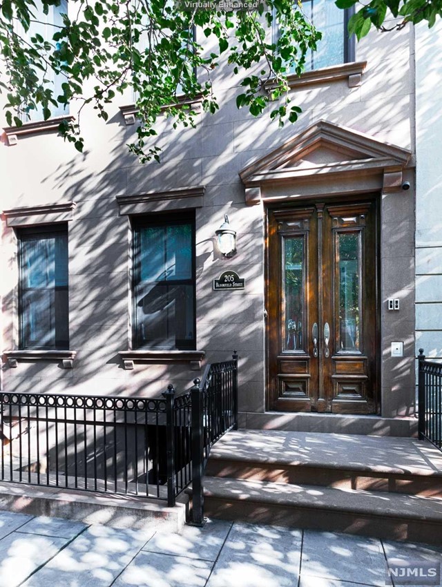 Rental Property at 205 Bloomfield Street 1, Hoboken, New Jersey - Bedrooms: 1 
Bathrooms: 1 
Rooms: 2  - $3,300 MO.