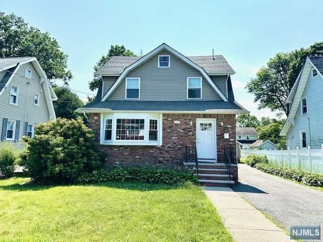 1249 Beaumont Avenue, Teaneck, New Jersey - 3 Bedrooms  
3 Bathrooms  
7 Rooms - 