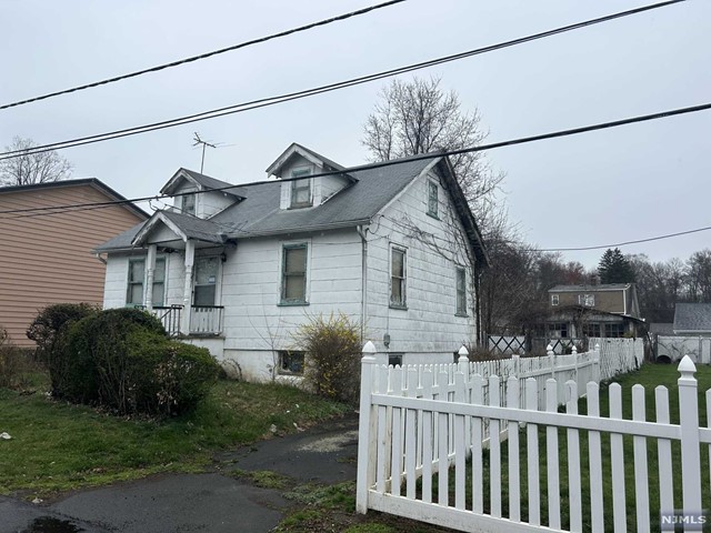 Property for Sale at 14 Crescent Avenue, Totowa, New Jersey - Bedrooms: 4 
Bathrooms: 1 
Rooms: 6  - $299,000