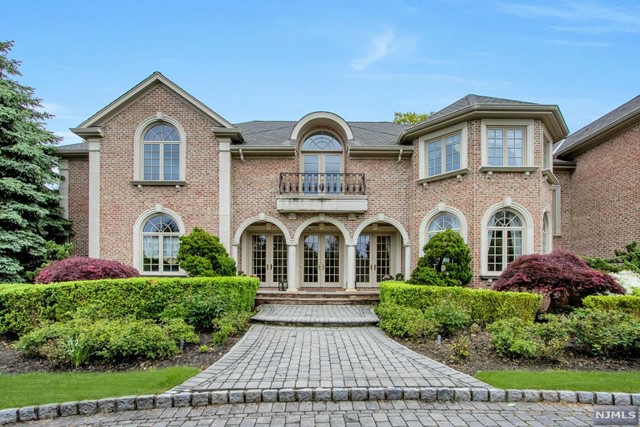 110 Hoover Drive, Cresskill, New Jersey - 8 Bedrooms  
8.5 Bathrooms  
16 Rooms - 