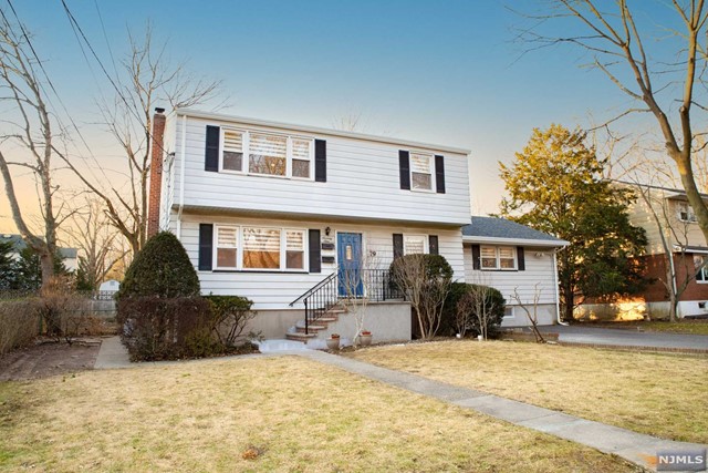 Rental Property at 79 Franklin Street A, Tenafly, New Jersey - Bedrooms: 3 
Bathrooms: 2 
Rooms: 8  - $4,200 MO.