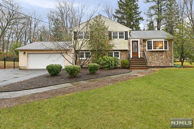 769 Old Mill Road, Franklin Lakes, New Jersey - 3 Bedrooms  
2 Bathrooms  
6 Rooms - 