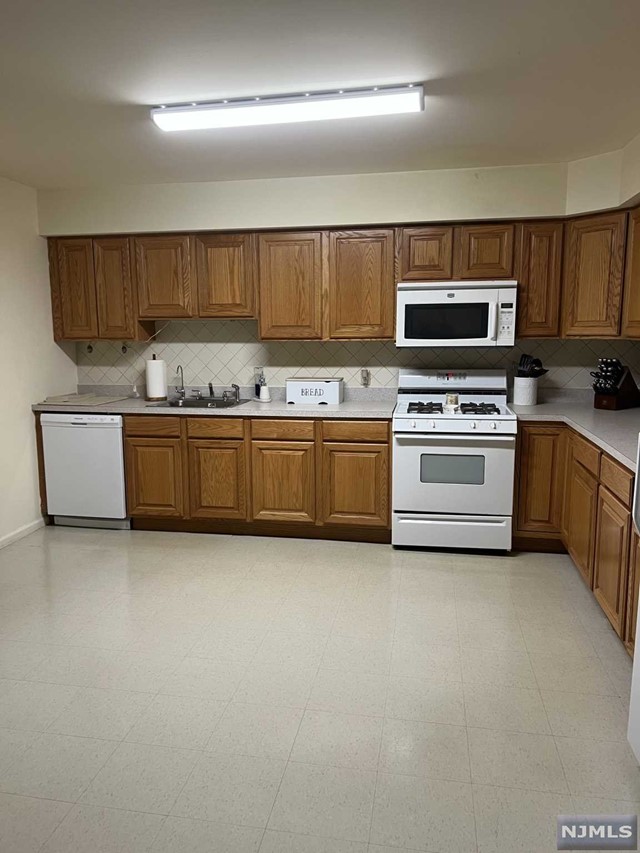 Rental Property at 500 Union Boulevard D, Totowa, New Jersey - Bedrooms: 1 
Bathrooms: 1 
Rooms: 3  - $2,100 MO.