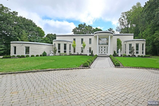 8 Gate Road, Saddle River, New Jersey - 7 Bedrooms  
6.5 Bathrooms  
12 Rooms - 