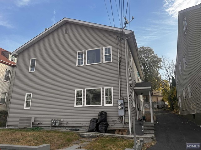 507509 E 24th Street, Paterson, New Jersey - 6 Bedrooms  
2 Bathrooms  
10 Rooms - 