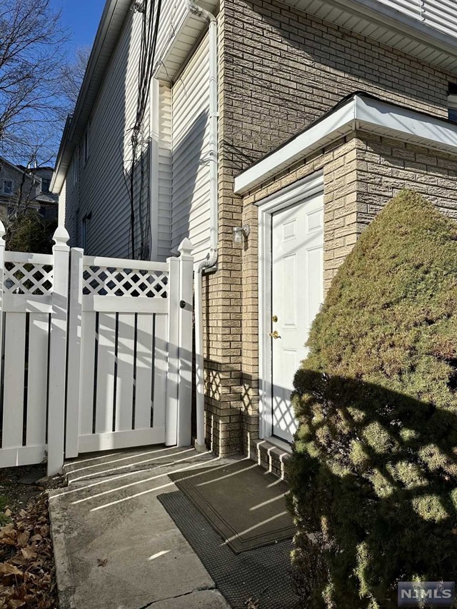 2065 Ellery Avenue 2, Fort Lee, New Jersey - 2 Bedrooms  
1 Bathrooms  
4 Rooms - 