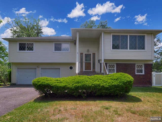 Property for Sale at 19 Winding Way, Wayne, New Jersey - Bedrooms: 4 
Bathrooms: 3 
Rooms: 10  - $679,000