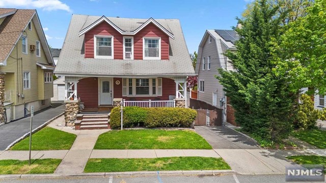 226 Hamilton Avenue, Clifton, New Jersey - 3 Bedrooms  
2 Bathrooms  
7 Rooms - 