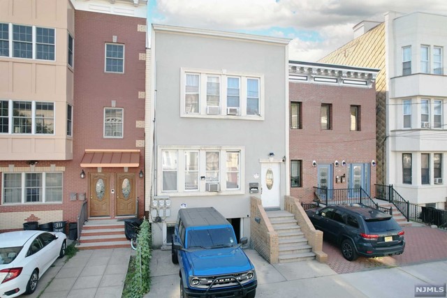 313 New York Avenue, Jersey City, New Jersey - 7 Bedrooms  
6 Bathrooms  
14 Rooms - 