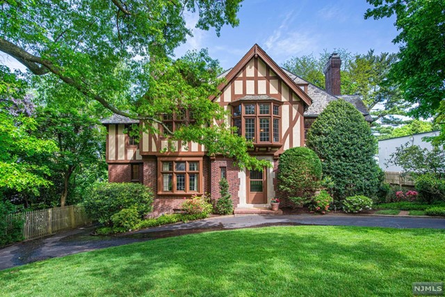 Property for Sale at 33 Afterglow Way, Montclair, New Jersey - Bedrooms: 6 
Bathrooms: 5.5 
Rooms: 14  - $1,999,000