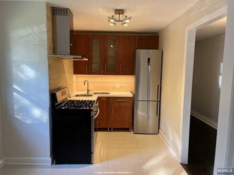 400 Fairview Avenue Unit 2F, Fort Lee, NJ 07024 - MLS#: 24028962