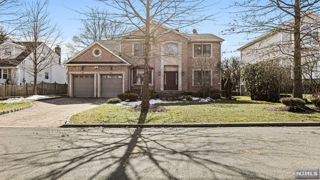 156 Hickory Avenue, Tenafly, New Jersey - 5 Bedrooms  
5 Bathrooms  
14 Rooms - 