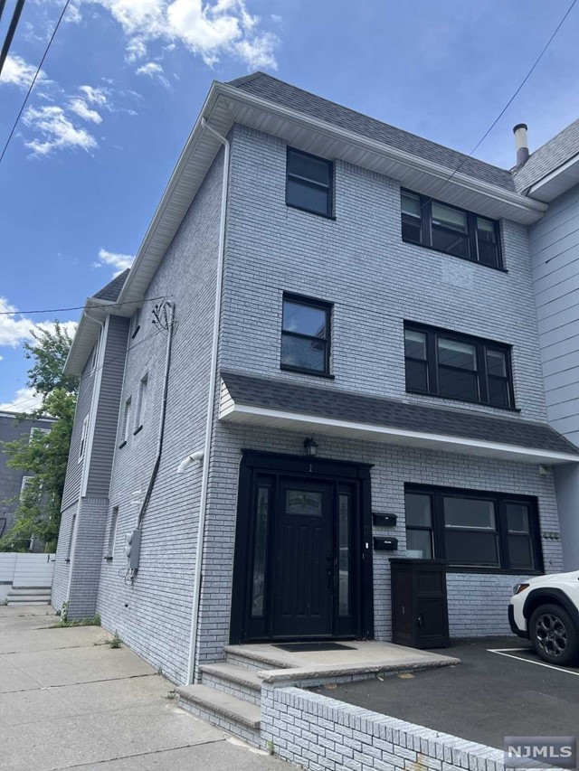 1 Reservoir Avenue, Jersey City, New Jersey - 3 Bedrooms  
3 Bathrooms  
5 Rooms - 