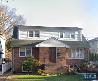 729 Day Avenue, Ridgefield, New Jersey - 3 Bedrooms  
2 Bathrooms  
7 Rooms - 