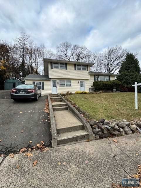 5 Missonellie Court 1, Hawthorne, New Jersey - 2 Bedrooms  
2 Bathrooms  
4 Rooms - 