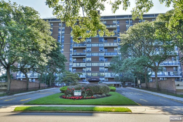 Rental Property at 2 Horizon Road 1428, Fort Lee, New Jersey - Bedrooms: 3 
Bathrooms: 2 
Rooms: 6  - $4,500 MO.