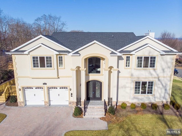 223 Hillcrest Drive, Paramus, New Jersey - 5 Bedrooms  
6 Bathrooms  
10 Rooms - 