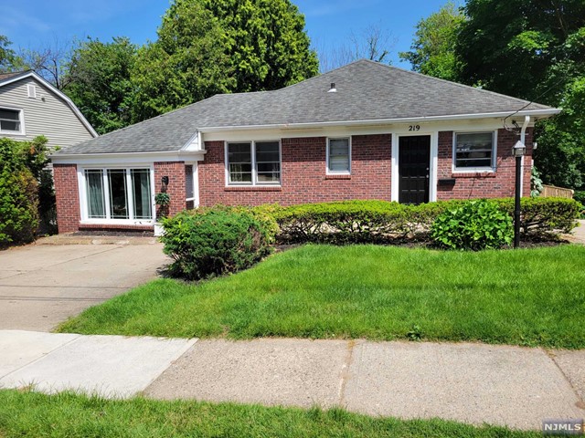 219 Overpeck Avenue, Ridgefield Park, New Jersey - 6 Bedrooms  
3 Bathrooms  
14 Rooms - 