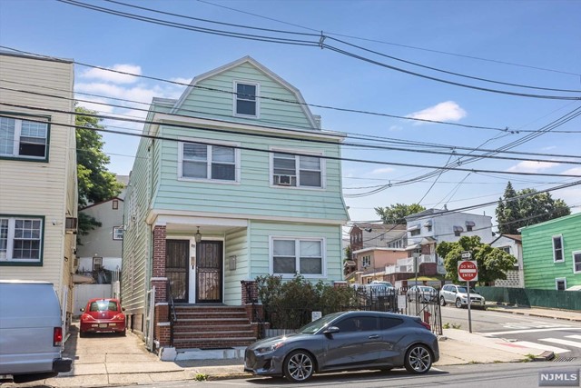 88 Sterling Avenue, Jersey City, New Jersey - 6 Bedrooms  
3 Bathrooms  
12 Rooms - 