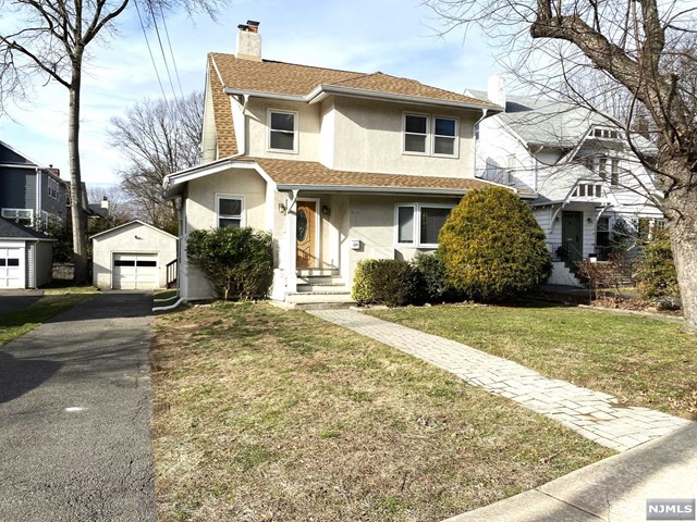 Rental Property at 124 Glenwood Avenue, Leonia, New Jersey - Bedrooms: 4 
Bathrooms: 4 
Rooms: 10  - $4,300 MO.