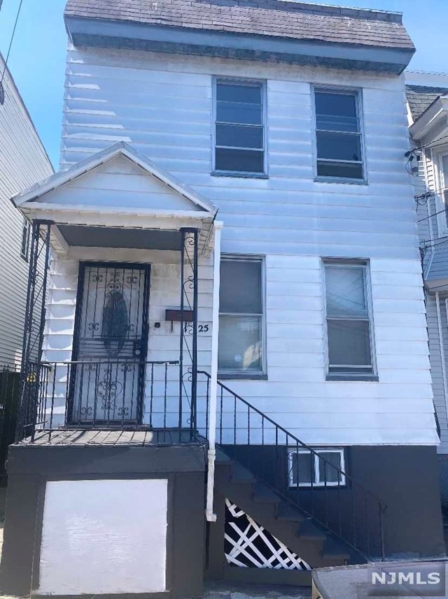 25 Arverne Terrace, Irvington, New Jersey - 2 Bedrooms  
1 Bathrooms  
4 Rooms - 