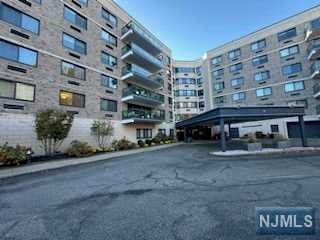 609 W South Orange Avenue 2N, South Orange Village, New Jersey - 2 Bedrooms  
3 Bathrooms  
5 Rooms - 