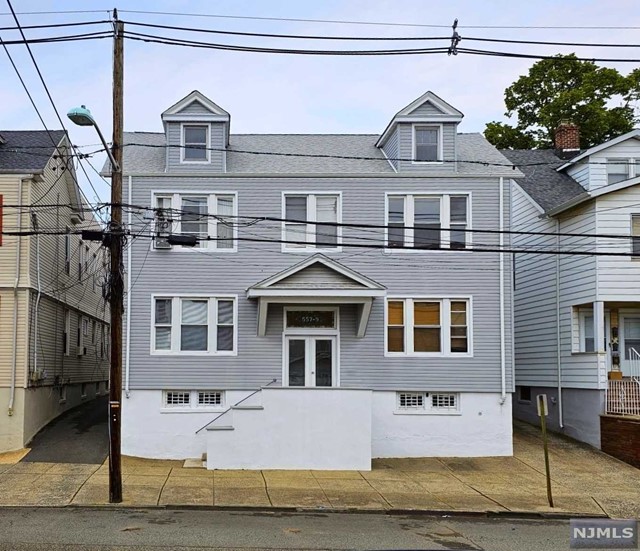 557 Devon Street 1 L, Kearny, New Jersey - 2 Bedrooms  
1 Bathrooms  
4 Rooms - 