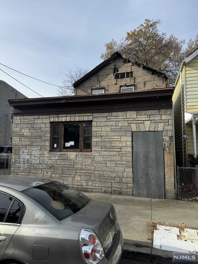 49 4th Street, Passaic, New Jersey - 4 Bedrooms  
2 Bathrooms  
5 Rooms - 