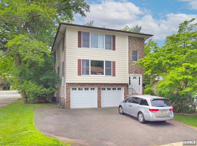 Rental Property at 44 Newcomb Road 1Fl, Tenafly, New Jersey - Bedrooms: 3 
Bathrooms: 2 
Rooms: 5  - $3,950 MO.