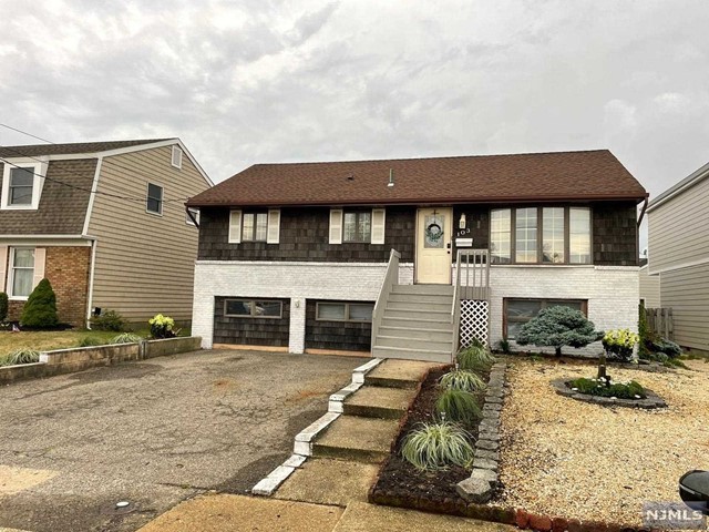 103 Chicago Avenue, Point Pleasant Beach, New Jersey - 3 Bedrooms  
2 Bathrooms  
9 Rooms - 