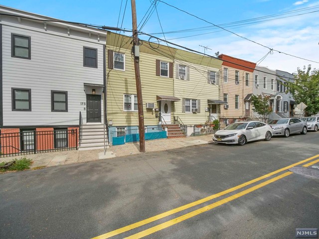 175 Oakland Avenue, Jersey City, New Jersey - 3 Bedrooms  
2 Bathrooms  
5 Rooms - 