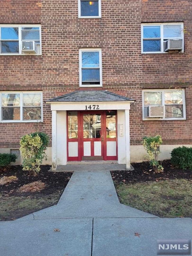 1472 W Terrace Circle 1, Teaneck, New Jersey - 1 Bedrooms  
1 Bathrooms  
5 Rooms - 