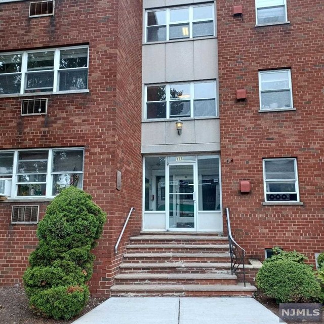 111 Broad Avenue B5, Palisades Park, New Jersey - 1 Bedrooms  
1 Bathrooms  
3 Rooms - 