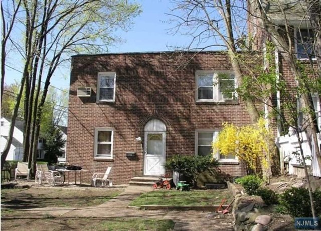 24 Townley Road, Fair Lawn, New Jersey - 2 Bedrooms  
1 Bathrooms  
5 Rooms - 