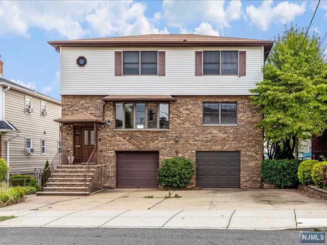 Rental Property at 229 Newark Avenue 1, Lyndhurst, New Jersey - Bedrooms: 3 
Bathrooms: 2 
Rooms: 6  - $3,500 MO.