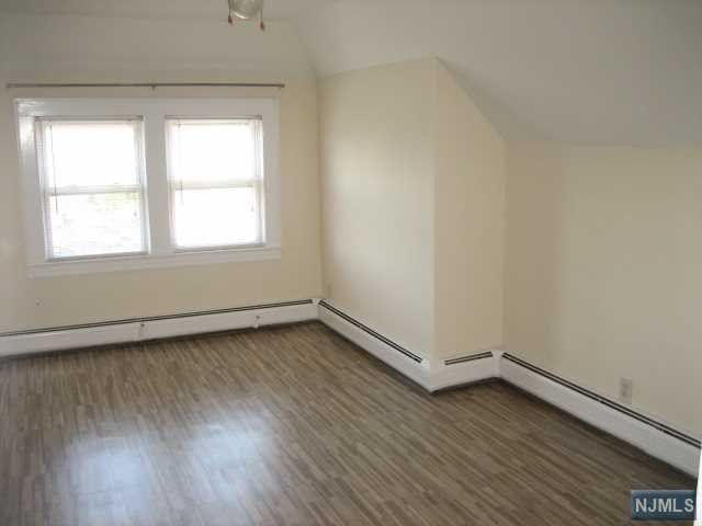 221 Hayward Place 3, Wallington, New Jersey - 1 Bedrooms  
1 Bathrooms  
3 Rooms - 