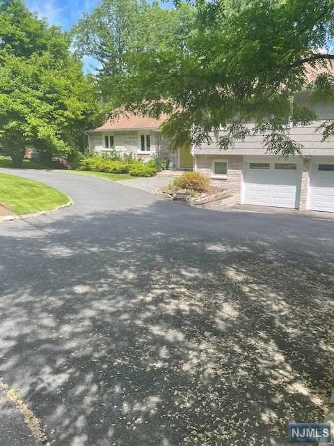 17 Mountain Drive, West Orange, New Jersey - 3 Bedrooms  
3 Bathrooms  
9 Rooms - 