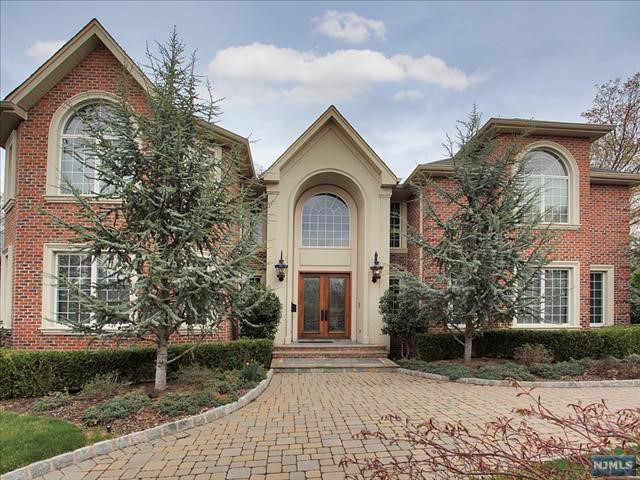 8 Willow Drive, Englewood Cliffs, New Jersey - 5 Bedrooms  
6 Bathrooms  
11 Rooms - 