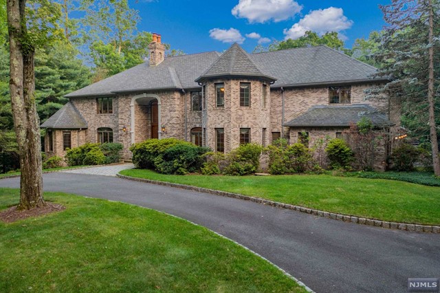 4 Pine Tree Drive, Saddle River, New Jersey - 6 Bedrooms  
7.5 Bathrooms  
12 Rooms - 