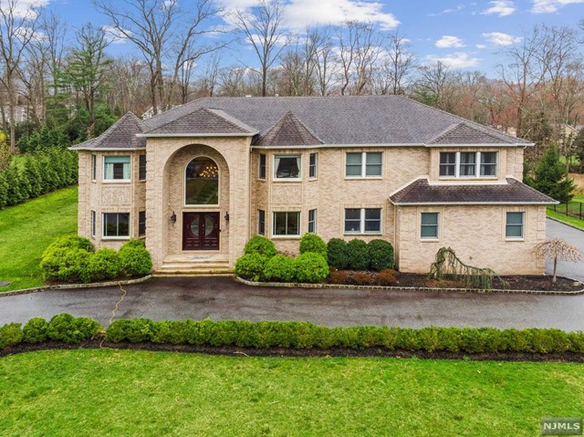324 Lake Street, Upper Saddle River, New Jersey - 5 Bedrooms  
5 Bathrooms  
13 Rooms - 